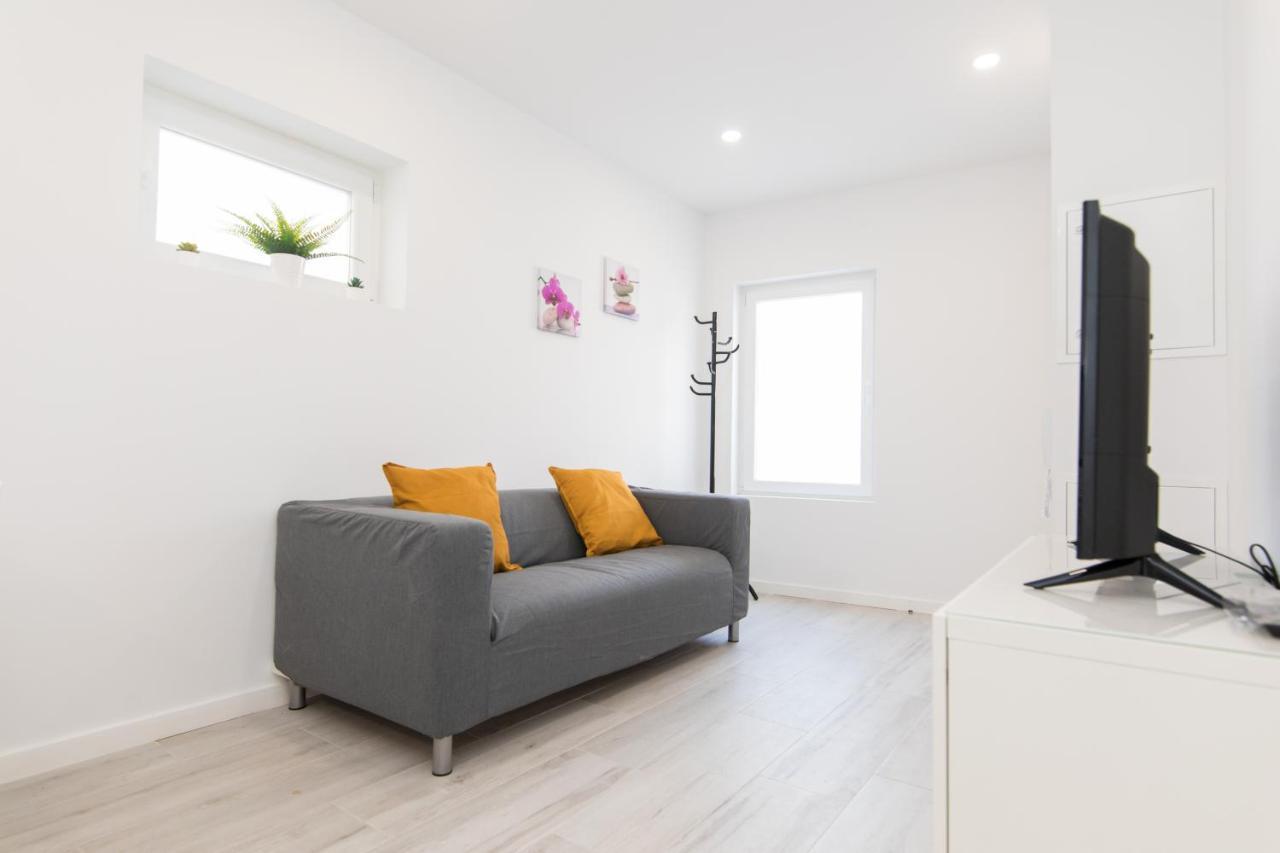 Apartment Trival - A 1 Minuto Pe Da *
